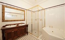 Cobb & Co Court Boutique Hotel - Accommodation Newcastle 5