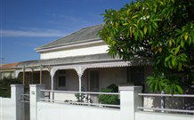 Little Sanctuary - Accommodation Newcastle 2