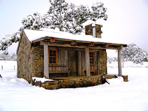 Moonbah Huts - Accommodation Newcastle 11