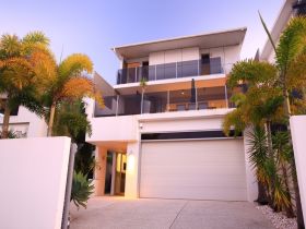 Alex Beach House - Accommodation Newcastle 0