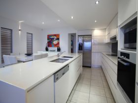 Alex Beach House - Accommodation Newcastle 2
