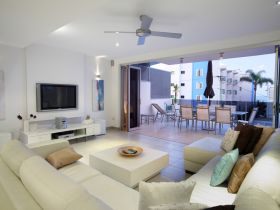 Alex Beach House - Accommodation Newcastle 3
