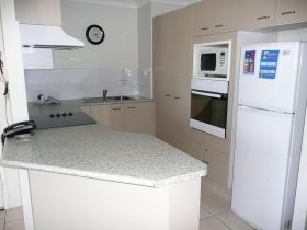Pelican Cove Apartments - Accommodation Newcastle 3