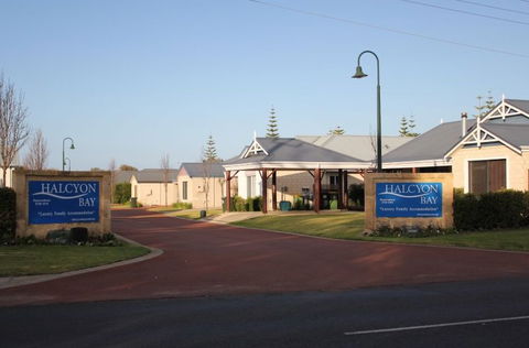 Halcyon Bay - Accommodation Newcastle 2