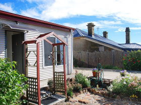 Oatlands Retreat - Accommodation Newcastle 0