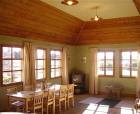 Lakeview Cottage - Accommodation Newcastle 4
