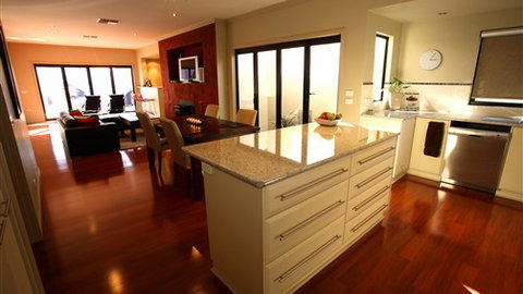 Alpine Country Cottages - Accommodation Newcastle 2