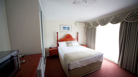 Sanctuary House Resort Motel - Accommodation Newcastle 3