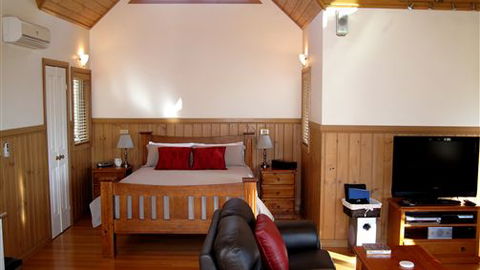 Loves Lane Cottages - Accommodation Newcastle 2