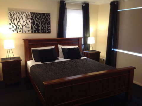 Garunya Executive Townhouse - Accommodation Newcastle 2