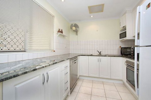 Garunya Executive Townhouse - Accommodation Newcastle 4