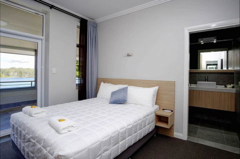 Lakes And Ocean Hotel - Accommodation Newcastle 2