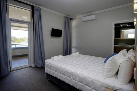 Lakes And Ocean Hotel - Accommodation Newcastle 4