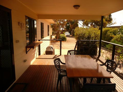 Manyana - Accommodation Newcastle 3