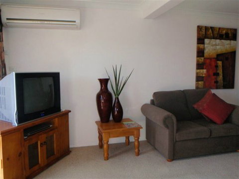 Glenmore Lodge - Accommodation Newcastle 0
