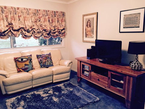 Pizzini's Vineyard Guesthouse - Accommodation Newcastle 2