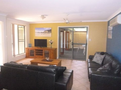 Beachside Way Dog Friendly Holiday House - Accommodation Newcastle 2