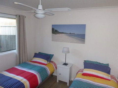 Beachside Way Dog Friendly Holiday House - Accommodation Newcastle 4