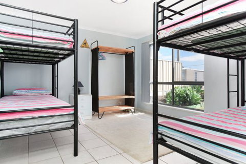 Ambergris - Accommodation Newcastle 7