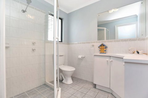 Ambergris - Accommodation Newcastle 8