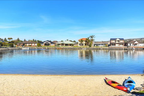 Lakeside Getaway - Accommodation Newcastle 1