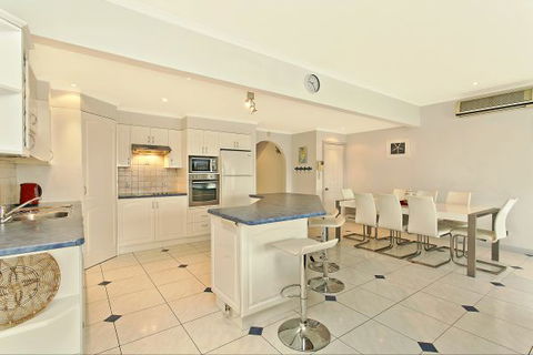 SALT Waterfront Apartment - Accommodation Newcastle 2