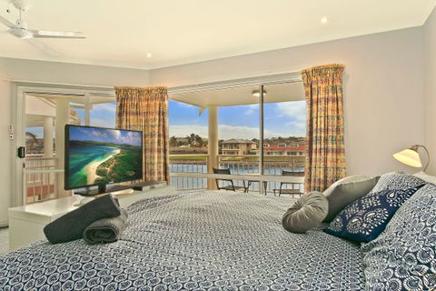 SALT Waterfront Apartment - Accommodation Newcastle 3
