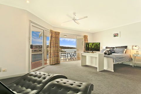 SALT Waterfront Apartment - Accommodation Newcastle 4