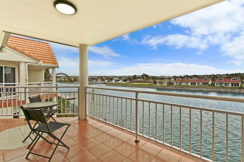 SALT Waterfront Apartment - Accommodation Newcastle 5