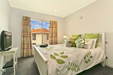 SALT Waterfront Apartment - Accommodation Newcastle 6
