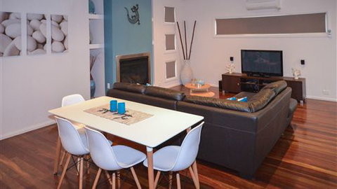 Blue Ridge Retreat - Accommodation Newcastle 0