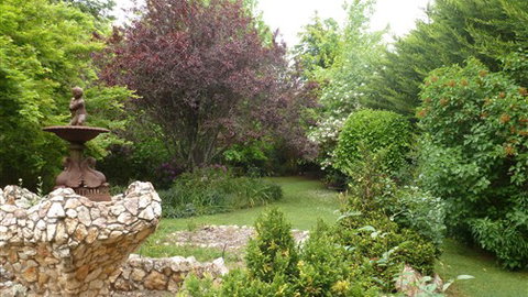 Annie's Garden Retreat - Accommodation Newcastle 3