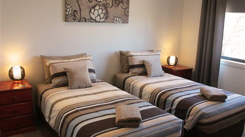 Acacia Villa - Accommodation Newcastle 3