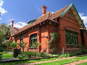 Buxton Manor - Garden And Loft Apartment - Accommodation Newcastle 2