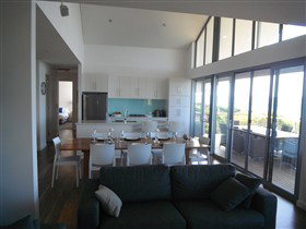 Cassini Beach House - Accommodation Newcastle 2