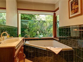 Country Pleasures Bed And Breakfast - Accommodation Newcastle 3