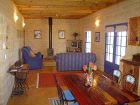 Dee's Villa - Accommodation Newcastle 1