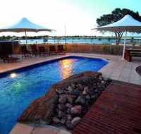 Majestic Oasis Apartments