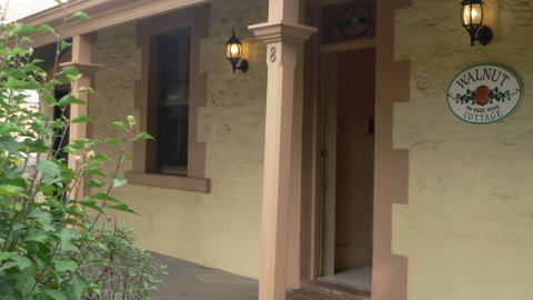 Walnut Cottage - Accommodation Newcastle 3