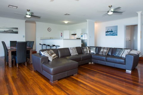 Amazing Views - Accommodation Newcastle 2
