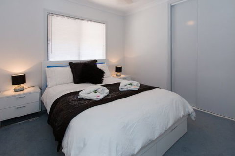 Amazing Views - Accommodation Newcastle 4