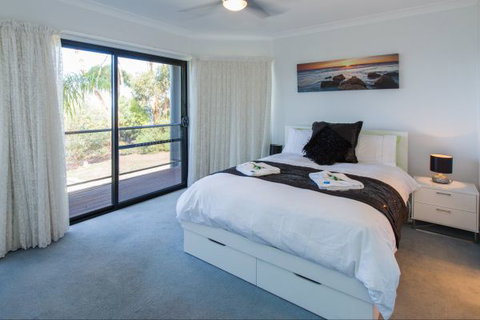 Amazing Views - Accommodation Newcastle 6