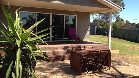 Acacias Holiday House - Accommodation Newcastle 0