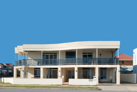 Seaview Sunset Beachfront Apartments - Accommodation Newcastle 0