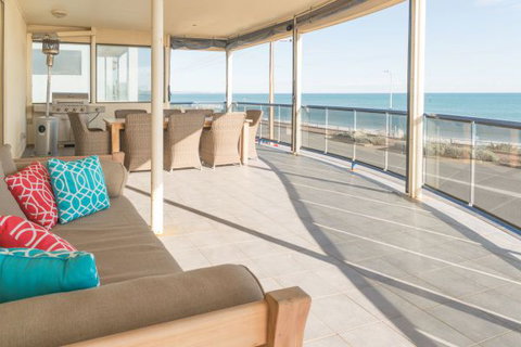 Seaview Sunset Beachfront Apartments - Accommodation Newcastle 1