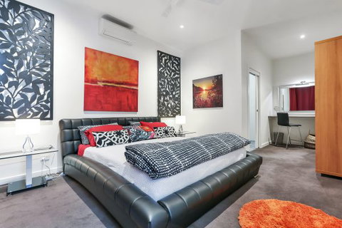 Barossa White House: The West Wing - Accommodation Newcastle 1