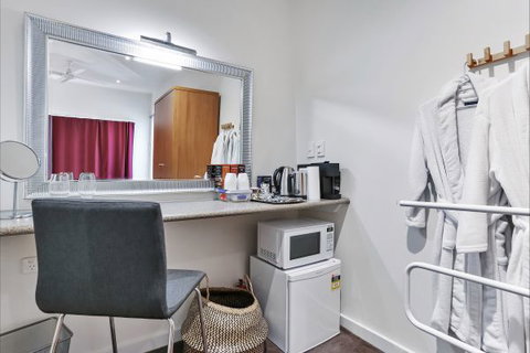 Barossa White House: The West Wing - Accommodation Newcastle 6