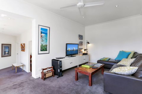 Barossa White House: The West Wing - Accommodation Newcastle 7