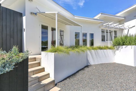 Barossa White House: The West Wing - Accommodation Newcastle 10