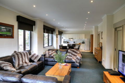 Cedarwood Apartments - Accommodation Newcastle 0